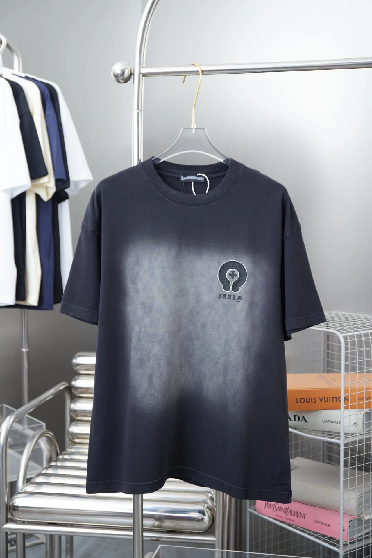 🅿️230 Chrome Hearte 25SS early spring new style Chrome Hearte pattern short-sleeved light luxury essential item for daily commuting for men and women Correct version Welcome to compare Detailed features · 280g 100% pure cotton double yarn jersey fabric · Special thickened 32 pieces of double-strand 1X1 thread in the same vat · Imported Australian matte pearl diamonds ➕ Three-dimensional thick plate texture Chrome Heart letters. Ready-to-wear dyeing Then do the faded fried snowflake process and then wash it to make it look old. Common washing improves the effect · Double-needle stitching and cross-stitch process · Original main mark washed tag brand moisture-proof paper packaging Color: black/white Size: S/M/L/XL